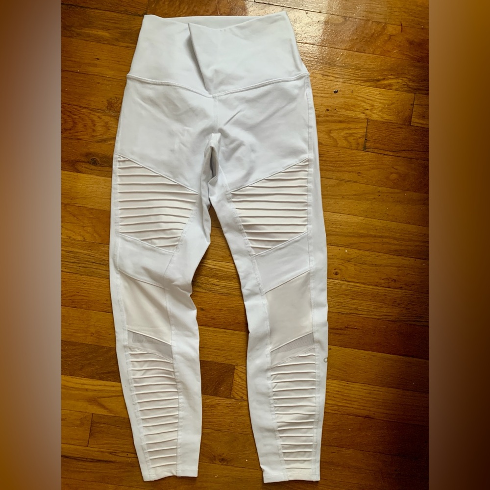 AVAILABLE IN JUNE NWOT Alo yoga White High-Waisted Leggings